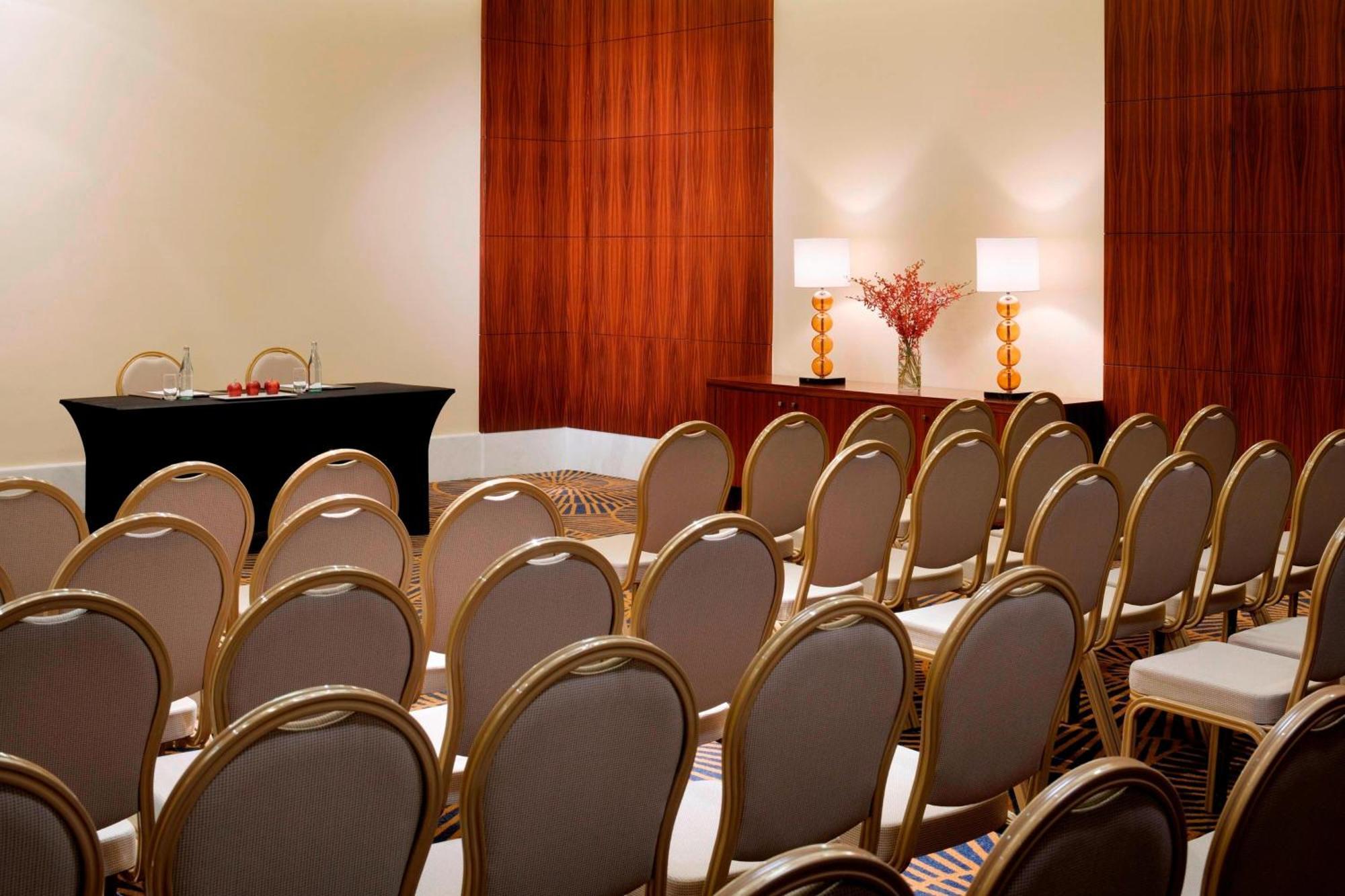 Marriott Hotel Al Jaddaf, Dubái Exterior foto A meeting room at the Four Seasons Hotel in Washington, D.C.