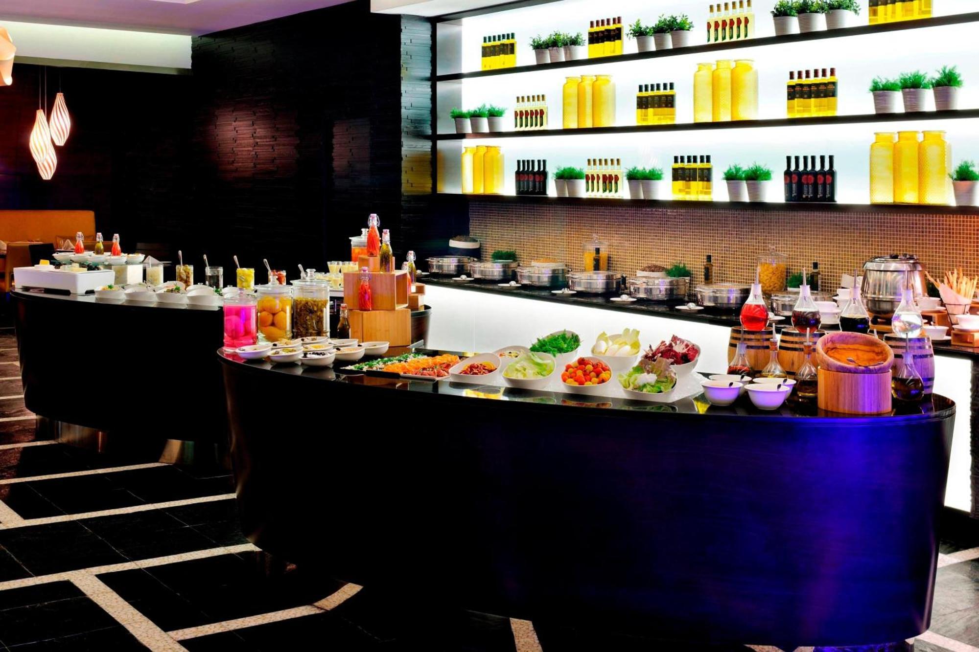 Marriott Hotel Al Jaddaf, Dubái Exterior foto A buffet at a hotel