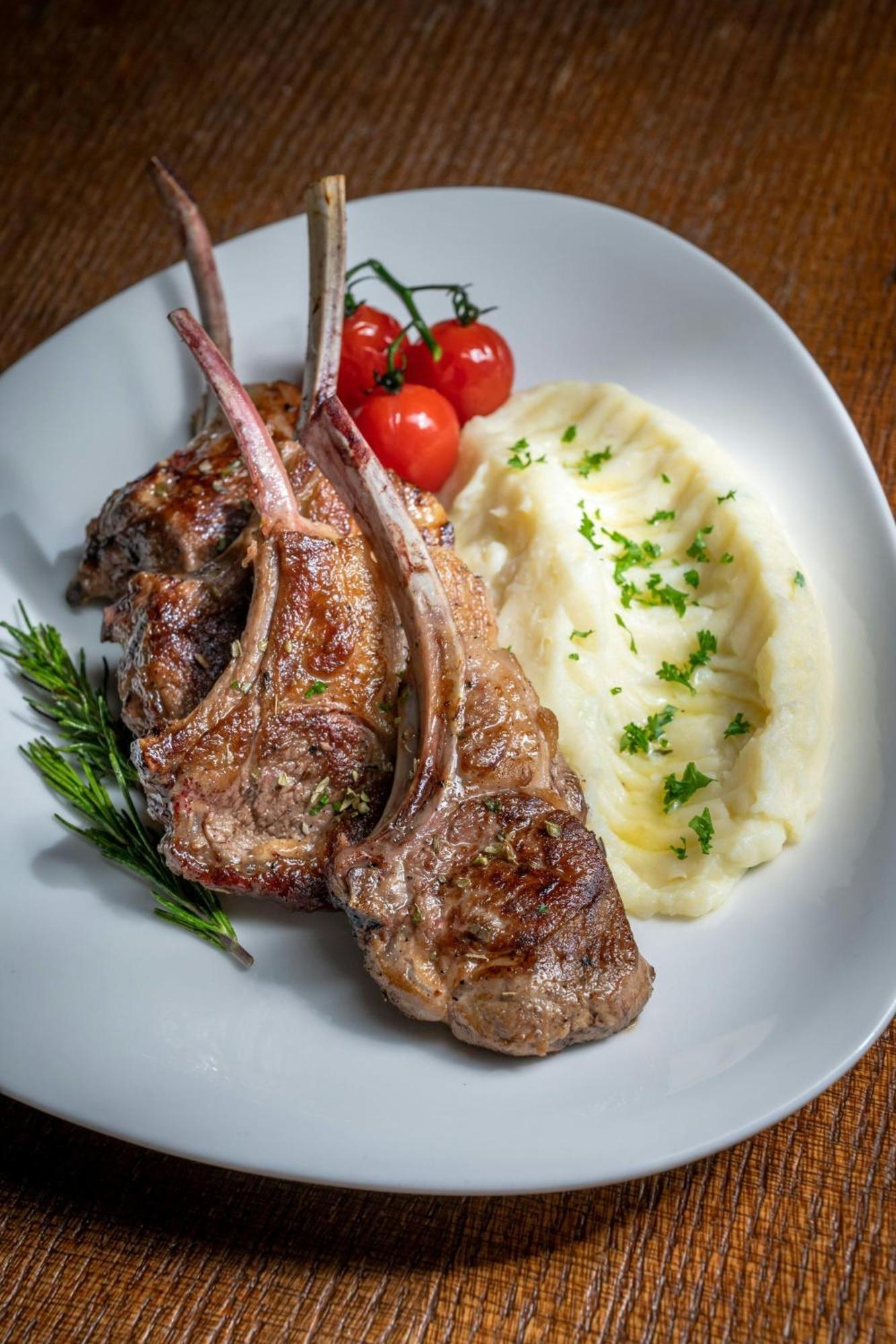 Marriott Hotel Al Jaddaf, Dubái Exterior foto Rack of lamb