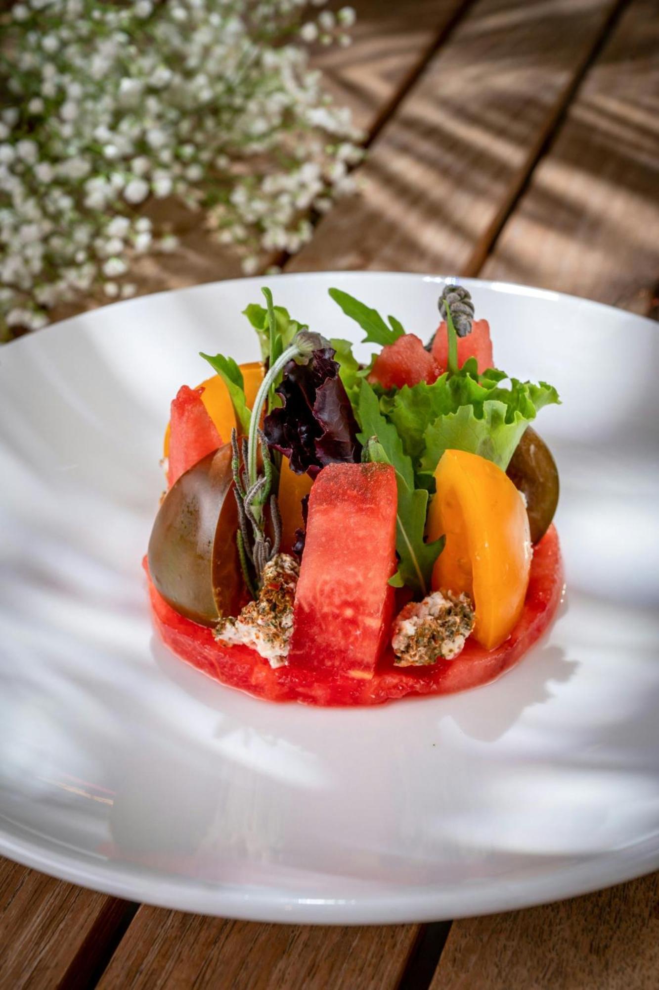 Marriott Hotel Al Jaddaf, Dubái Exterior foto Watermelon salad