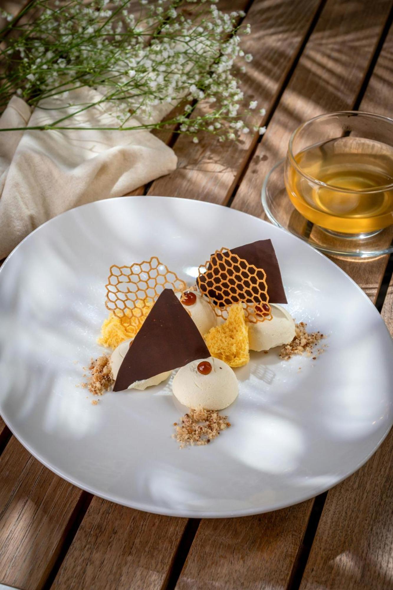 Marriott Hotel Al Jaddaf, Dubái Exterior foto Chocolate and honey dessert