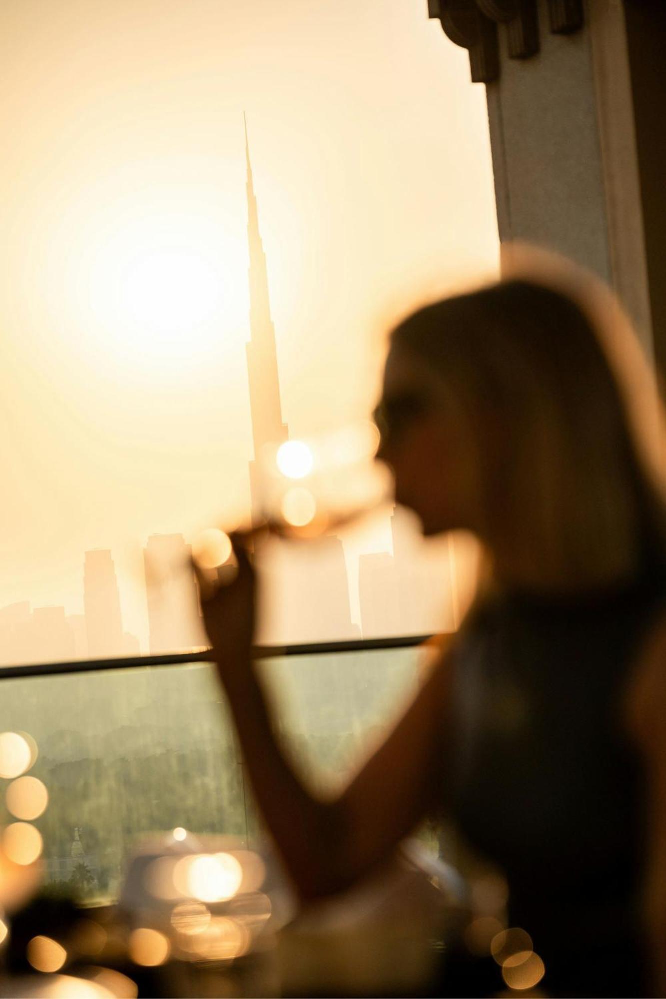 Marriott Hotel Al Jaddaf, Dubái Exterior foto A woman in a darkened room